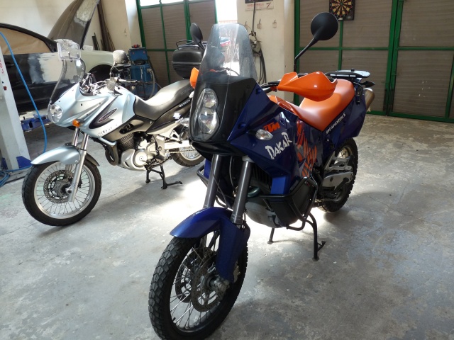 KTM 990 ADV - Suzuki XF650.jpg